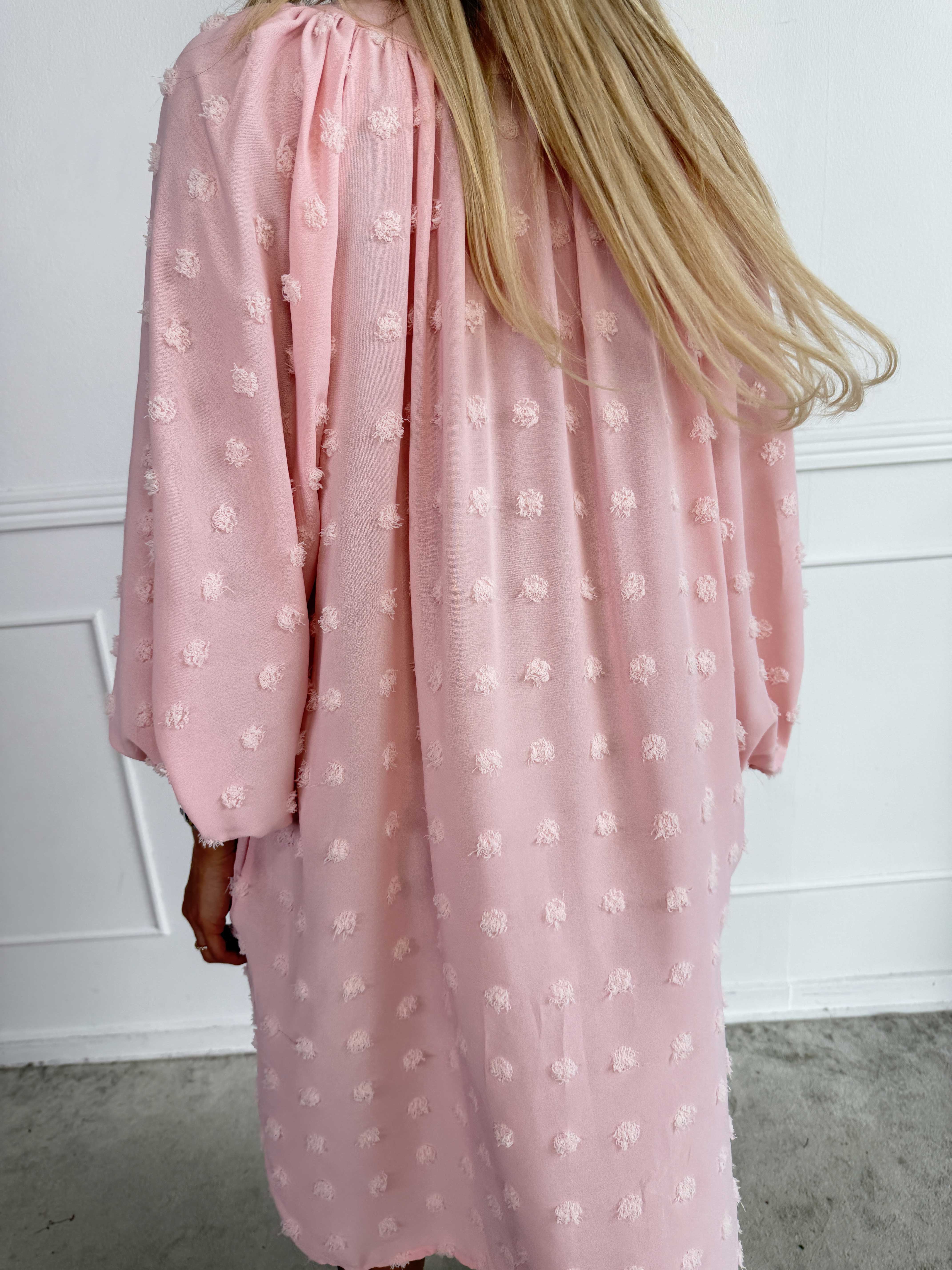 Amidala Romantic - Plus size kjole i viskose med smukke ballonærmer og prikket detaljer